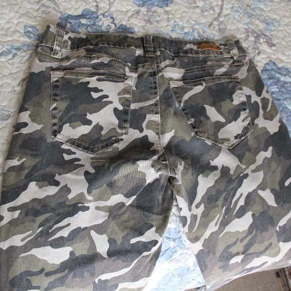 YMI Be True To You Camouflage Jeans Size-11 - Picture 3 of 6